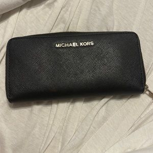 Black Michael kors wallet. Great condition.